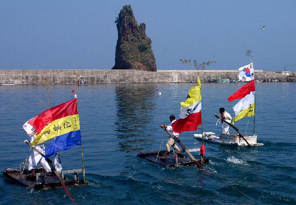 地球の島めぐり_韓国_鬱陵島_手作りボートで競争-文化観光課撮影