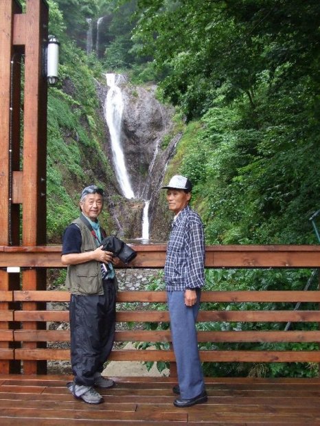地球の島めぐり_韓国_鬱陵島_蓬莱の滝で南さんと記念撮影